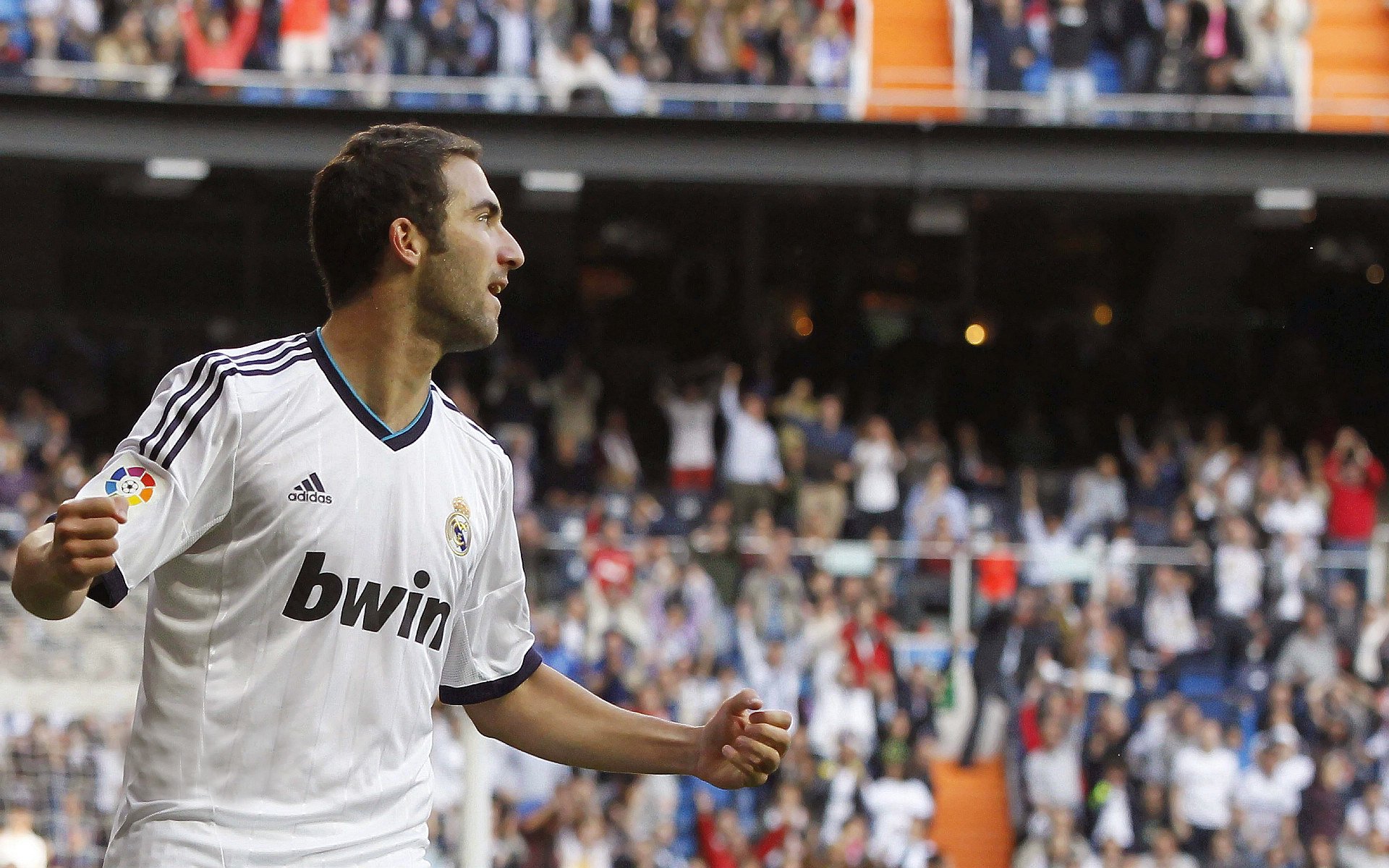 “德甲攻防大战:激烈对抗彰显球队实力”,德甲intro